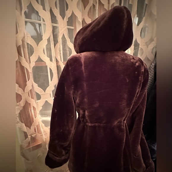 Dennis Basso faux fur coat - Picture 8 of 16